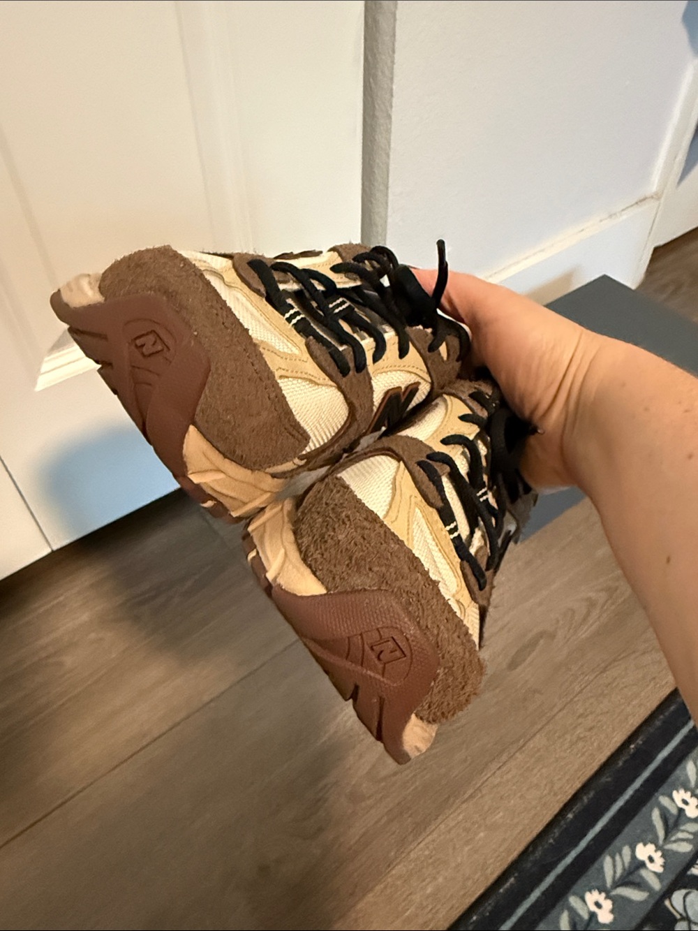 New Balance Women’s Beige and Brown 530 Sneakers - Picture 6 of 10